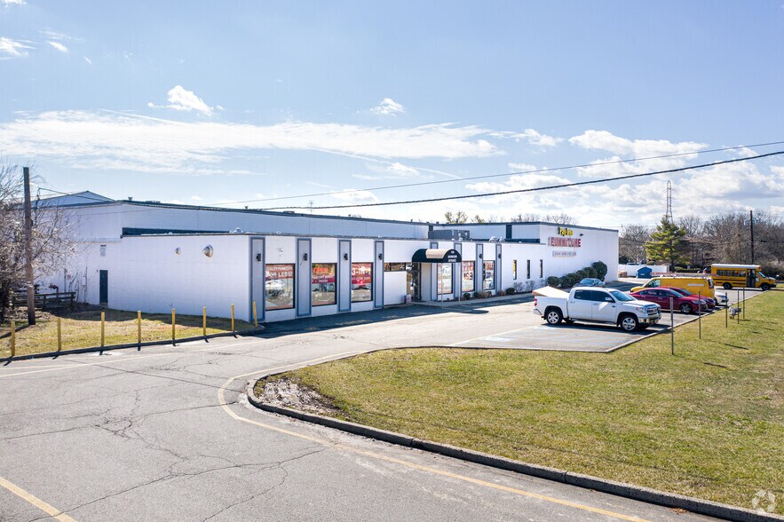 1330 Livingston Ave, North Brunswick, NJ à louer - Photo du bâtiment - Image 2 de 6