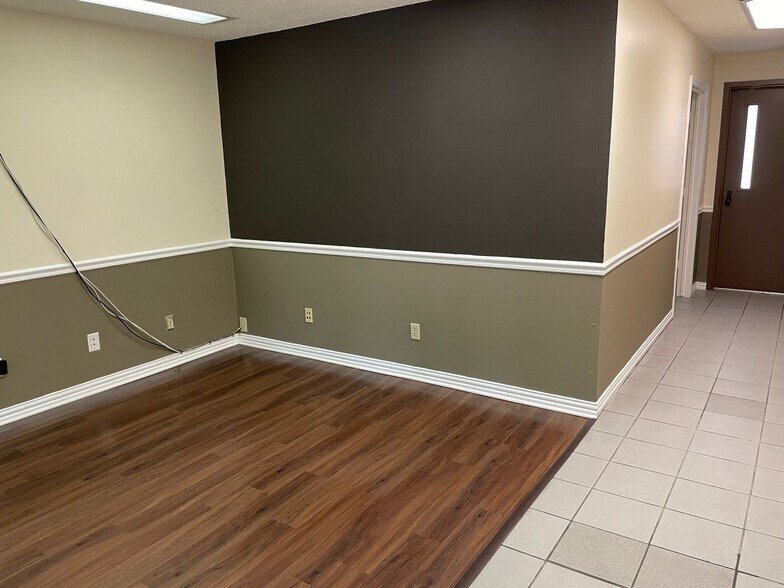 511 S 5th Ave, Mansfield, TX à louer - Photo du bâtiment - Image 3 de 6