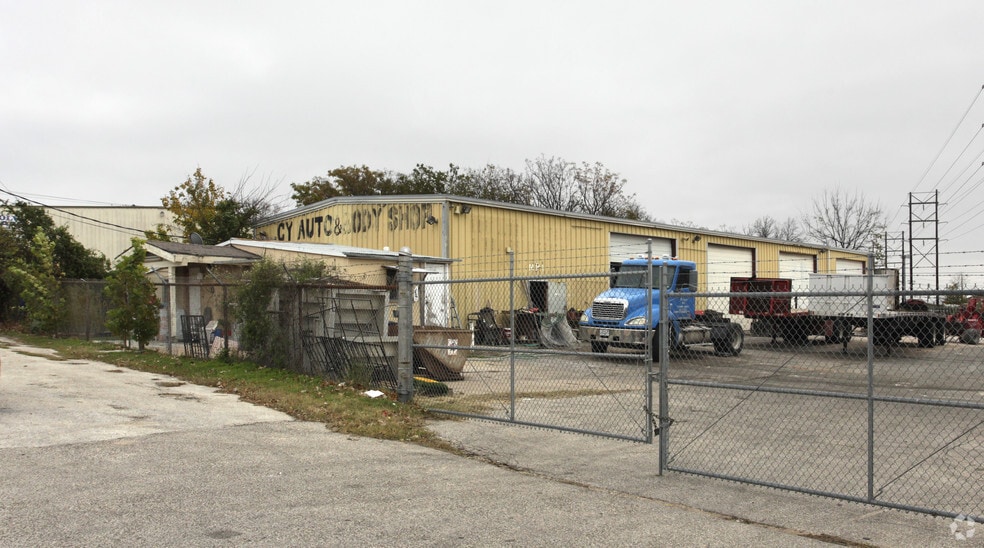 825 Kramer Ln, Austin, TX à vendre - Photo principale - Image 1 de 3