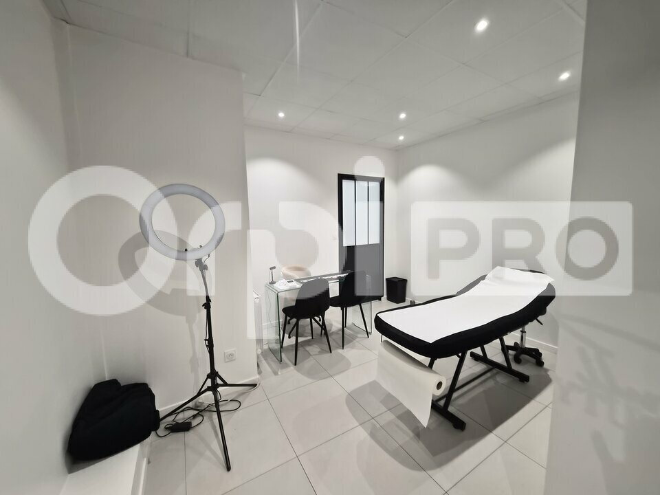 Retail in Reims for lease Interior Photo- Image 1 of 12