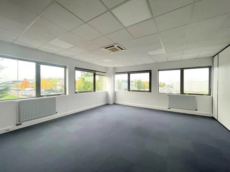 Bureau dans Poissy à louer - Photo du bâtiment - Image 1 de 13