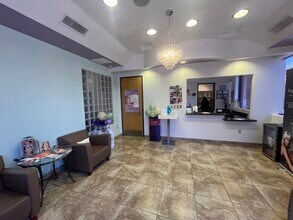 17218 N 72nd Dr, Glendale, AZ for lease Interior Photo- Image 1 of 4