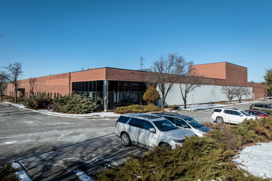 240 Circle Dr N, Piscataway, NJ à vendre - Photo du bâtiment - Image 1 de 16