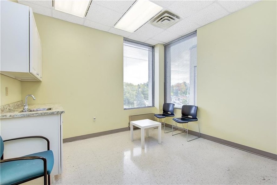2555 St Joseph Blvd, Ottawa, ON for lease - Interior Photo - Image 2 of 15