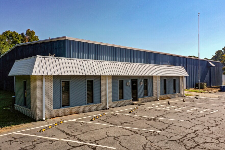 144 Industrial Dr, Forest City, NC à louer - Photo du bâtiment - Image 3 de 44