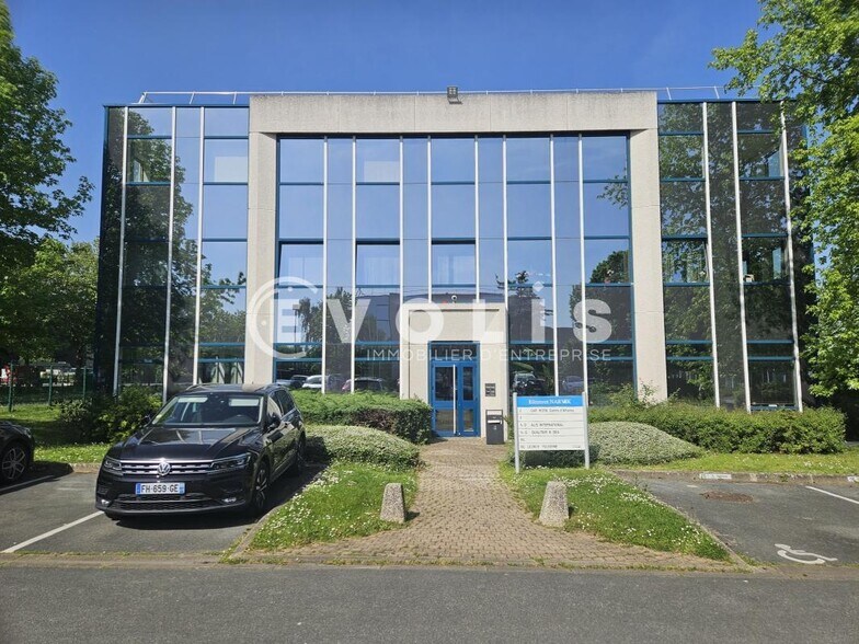Office in Villebon Sur Yvette for lease - Building Photo - Image 1 of 32
