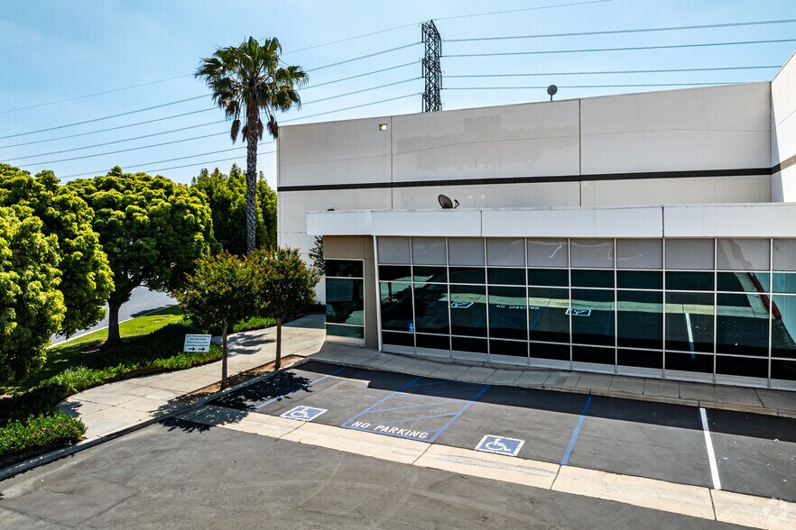 10888 San Sevaine Way, Jurupa Valley, CA à louer - Photo du bâtiment - Image 2 de 8