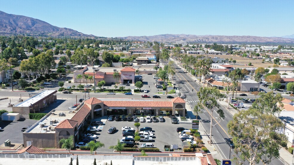 1252 W 6th St, Corona, CA à vendre - Photo du bâtiment - Image 3 de 13