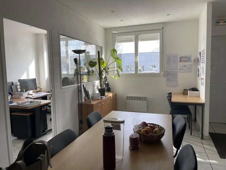 Office in Évreux for lease - Building Photo - Image 1 of 3