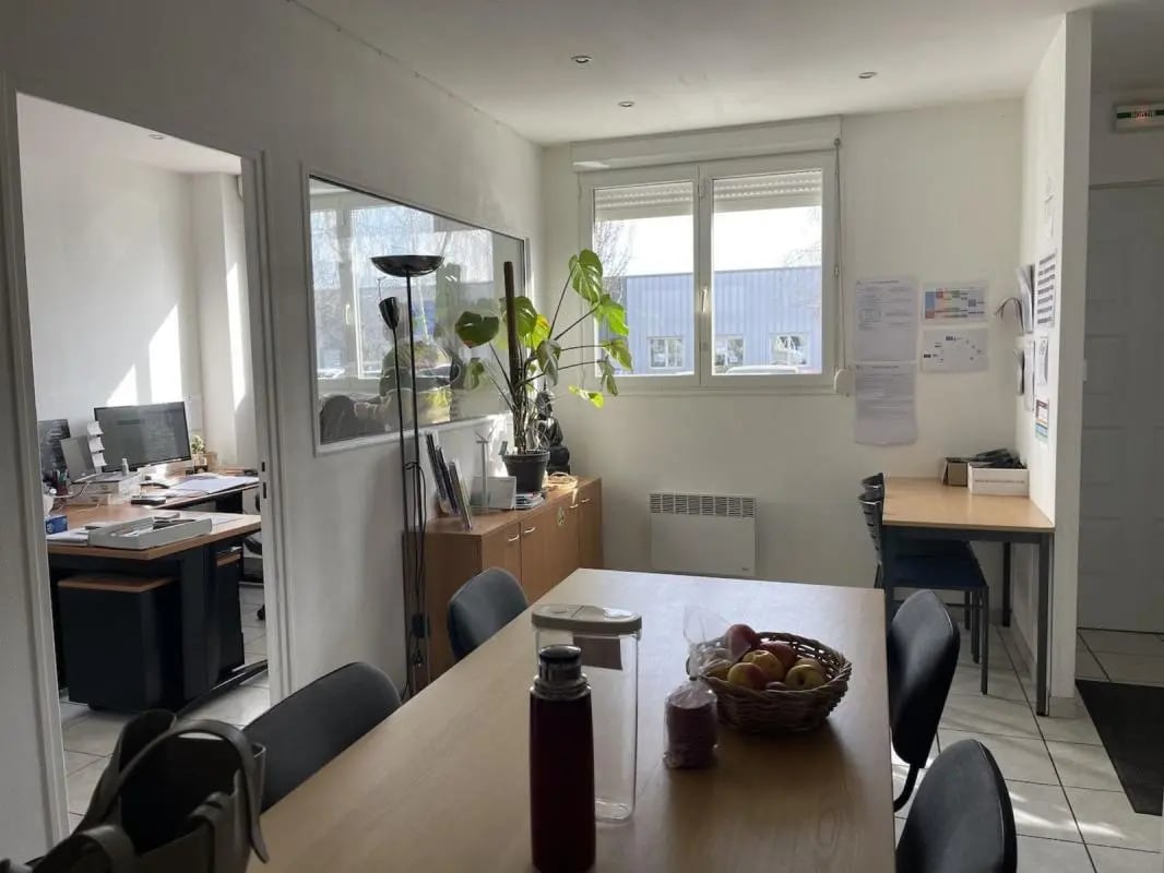 Office in Évreux for lease Interior Photo- Image 1 of 4