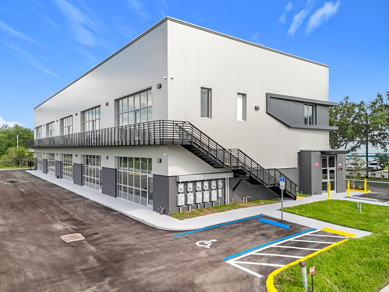 705 Hennis Rd, Winter Garden, FL for lease - Building Photo - Image 1 of 14