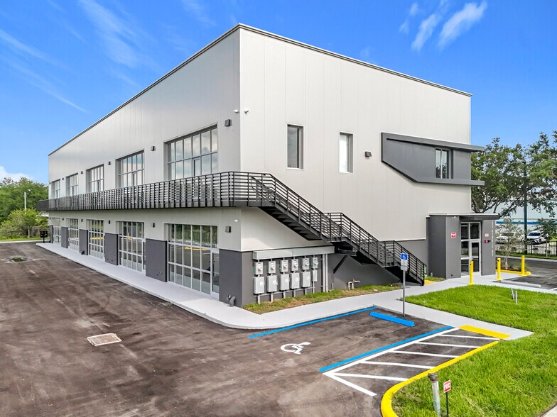 705 Hennis Rd, Winter Garden, FL à louer - Photo du bâtiment - Image 1 de 14