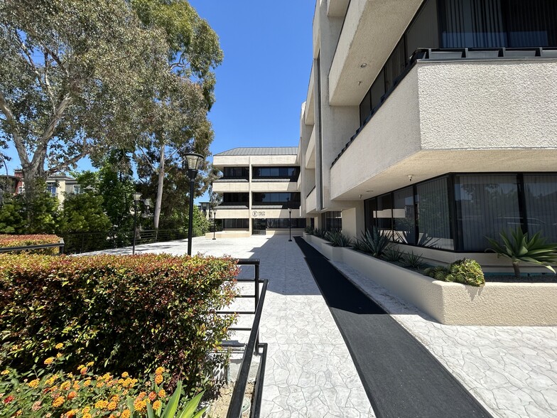 22144 Clarendon St, Woodland Hills, CA for lease - Building Photo - Image 3 of 10