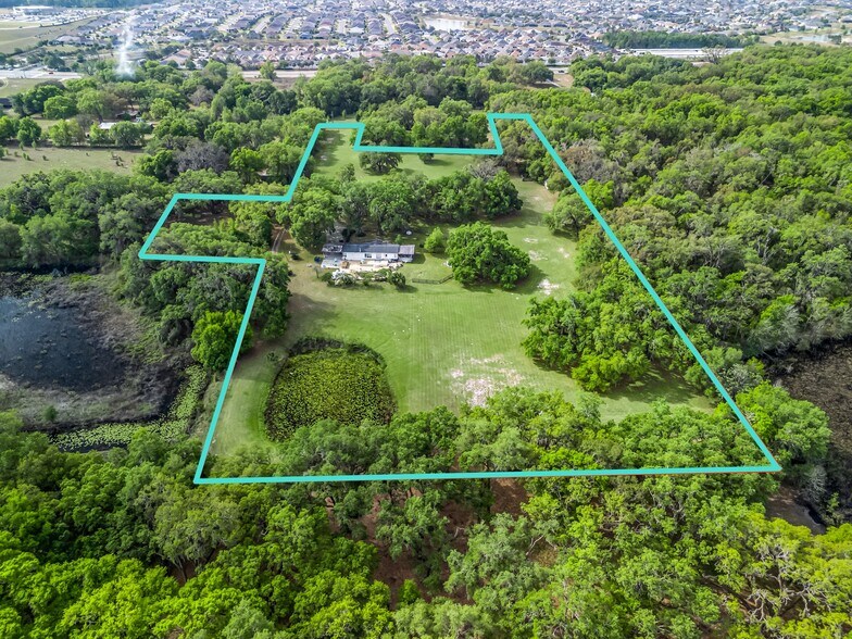 747 County Road 466A, Fruitland Park, FL à vendre - Photo du bâtiment - Image 2 de 22