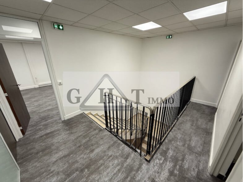 Industrial in Louvres for lease - Interior Photo - Image 3 of 3