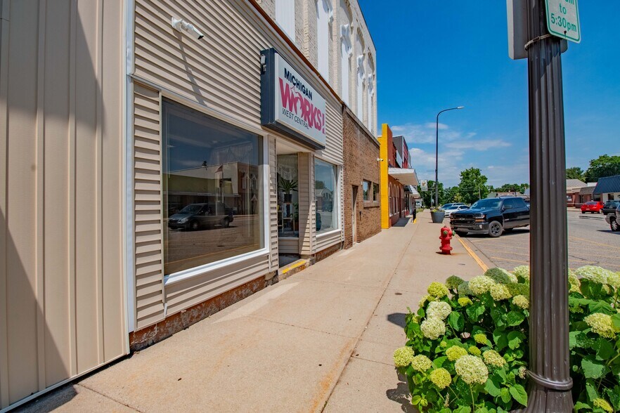 199 N Michigan Ave, Shelby, MI à vendre - Photo du bâtiment - Image 3 de 32