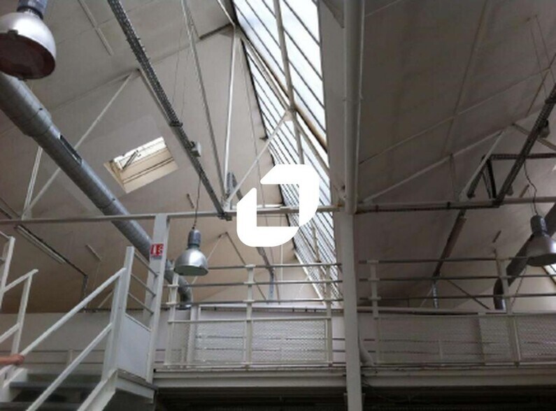 Office in Montreuil for lease - Interior Photo - Image 2 of 6