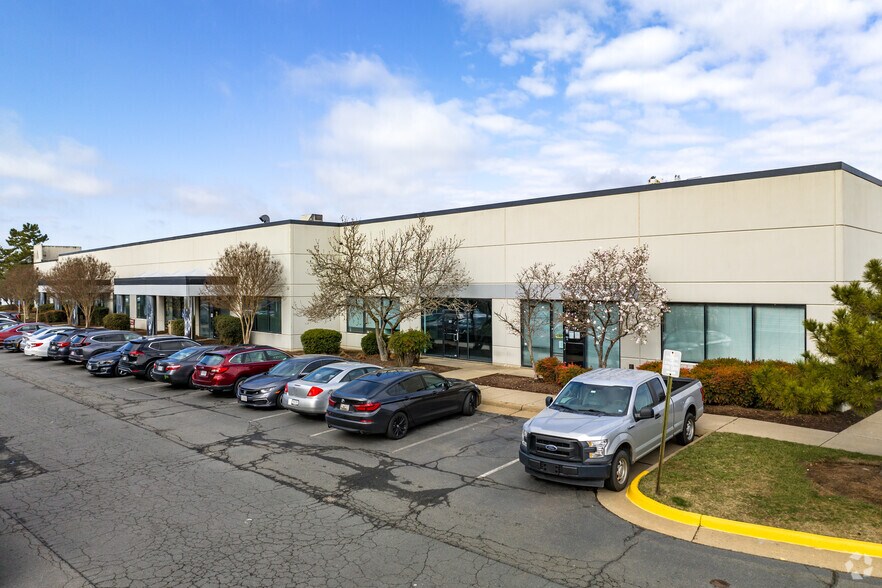 44880 Falcon Pl, Dulles Town Center, VA à louer - Photo du bâtiment - Image 2 de 4