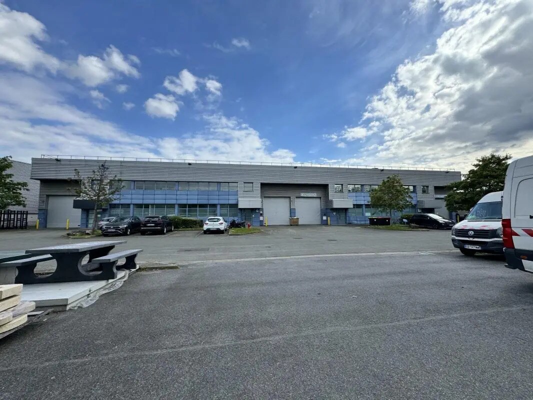 Flex in La Courneuve for lease Building Photo- Image 1 of 4