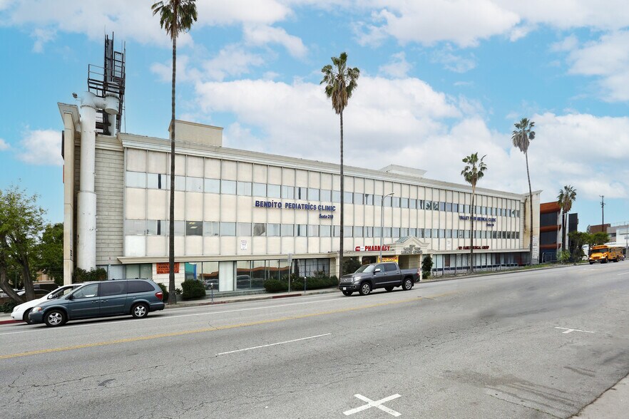 22030 Sherman Way, Canoga Park, CA à louer - Photo du bâtiment - Image 1 de 2