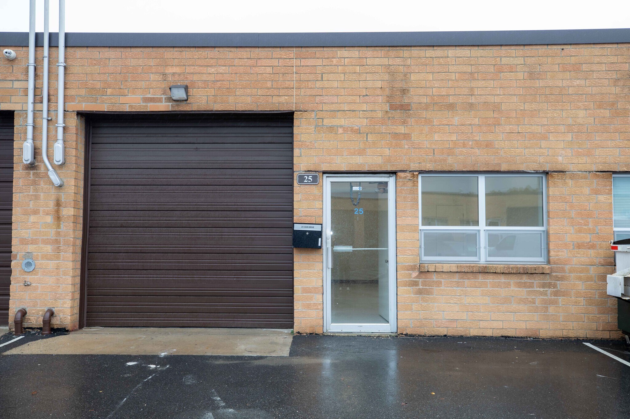 19-45 Cain Dr, Plainview, NY à vendre Photo du bâtiment- Image 1 de 1