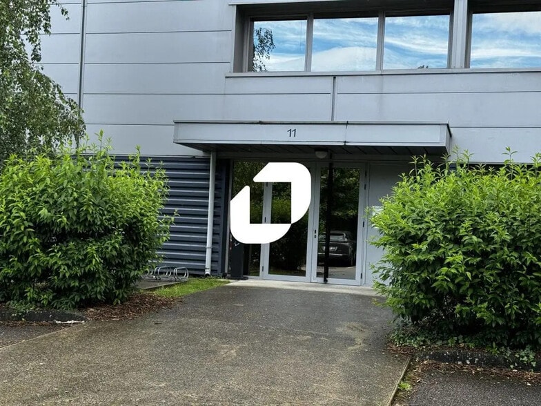 Office in Fontaine for lease - Building Photo - Image 2 of 10