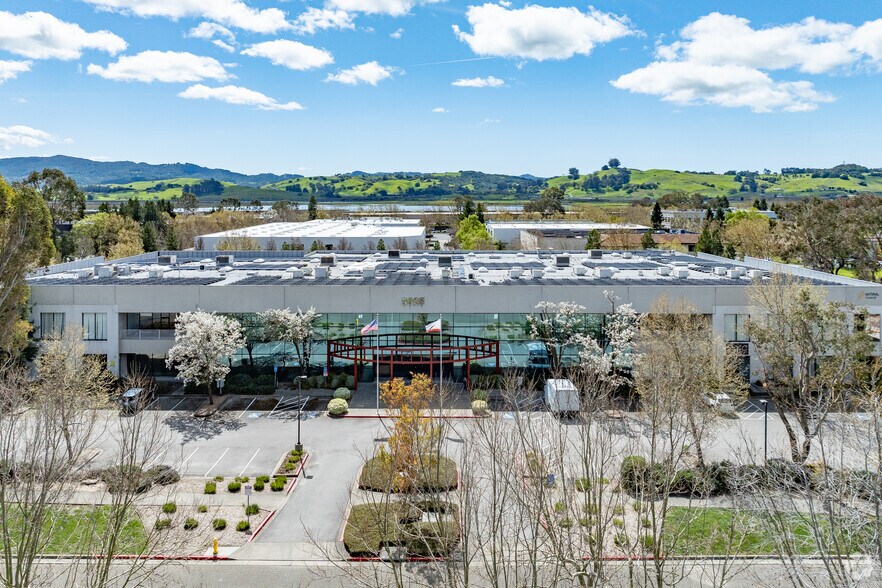 3925 Cypress Dr, Petaluma, CA à louer - Photo du bâtiment - Image 2 de 7