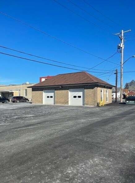 207 Madison Ave, Endicott, NY for lease - Building Photo - Image 1 of 3