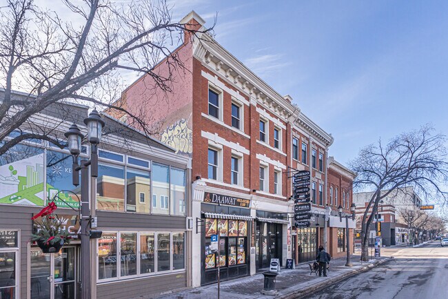 Plus de détails pour 10355-10357 Whyte Av NW, Edmonton, AB - Commerce de détail à vendre