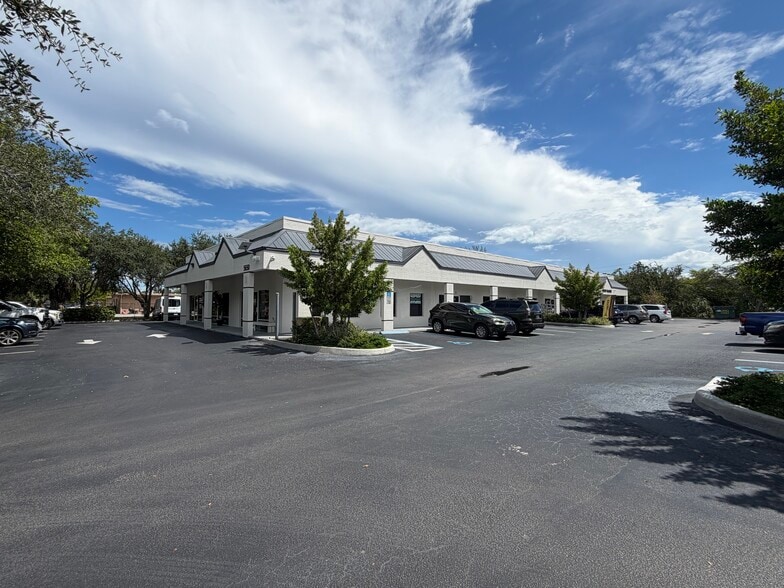 5630 Yahl St, Naples, FL for lease - Building Photo - Image 3 of 8