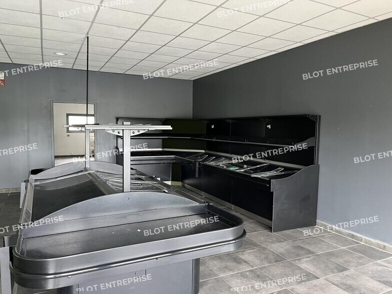 Retail in Pleuven for lease - Interior Photo - Image 3 of 7