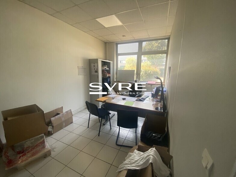 Office in Marseille for lease - Building Photo - Image 2 of 11