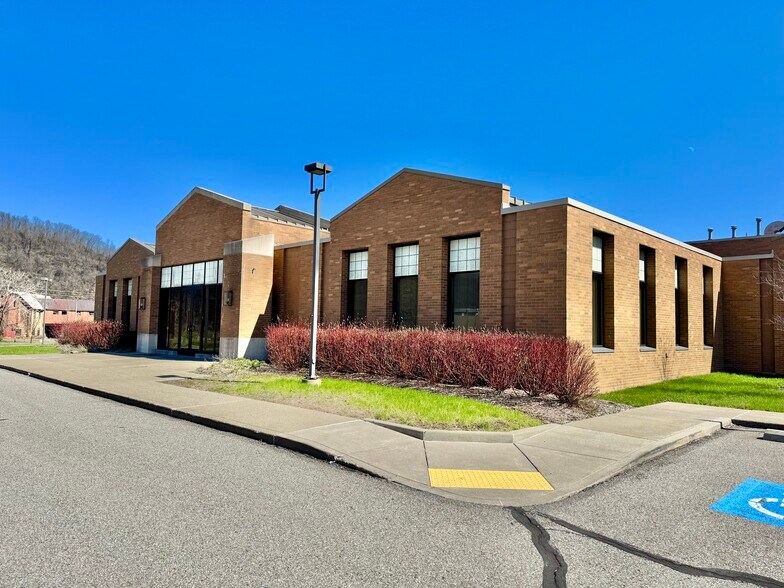 200 Center St, McKeesport, PA for lease - Building Photo - Image 1 of 8