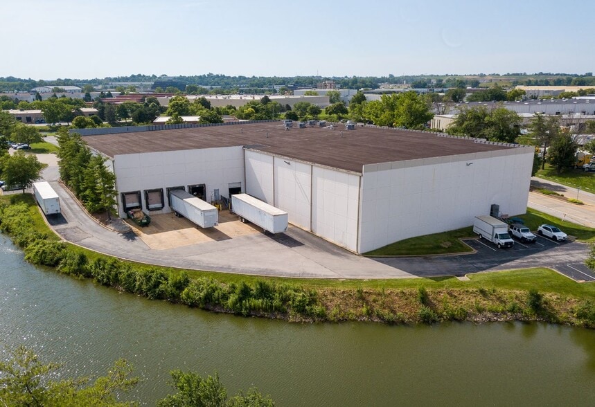 13735 Lakefront Dr, Earth City, MO à vendre - Photo du bâtiment - Image 3 de 14
