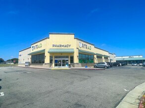 693-749 W Channel Islands Blvd, Port Hueneme, CA à louer Photo du bâtiment- Image 1 de 2