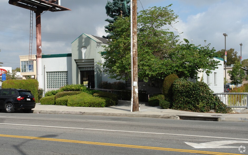 12849 Magnolia Blvd, Van Nuys, CA for sale - Building Photo - Image 2 of 6