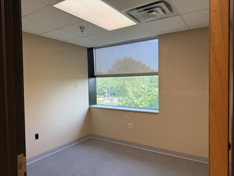 1911 S National Ave, Springfield, MO for lease - Interior Photo - Image 3 of 4