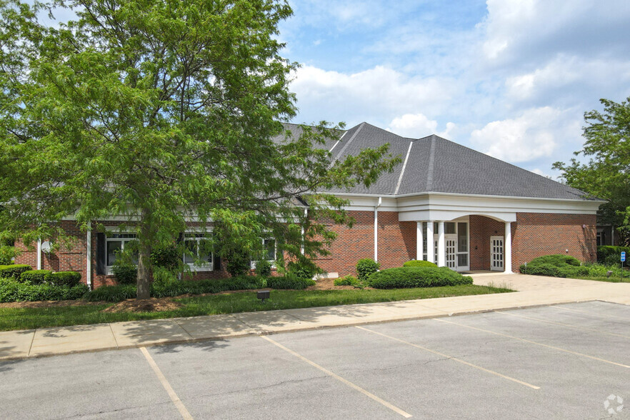 406 Surrey Woods Dr, St Charles, IL for lease - Primary Photo - Image 1 of 14