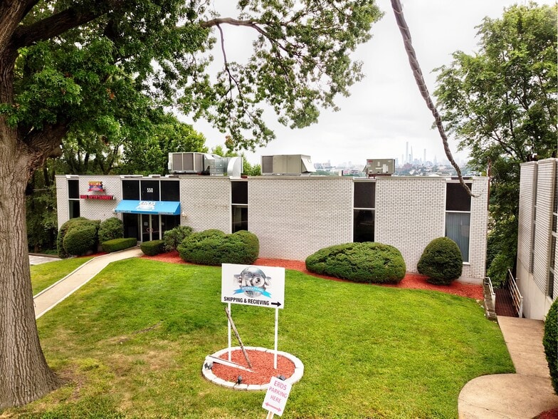 550 County Ave, Secaucus, NJ à louer - Photo du bâtiment - Image 3 de 15