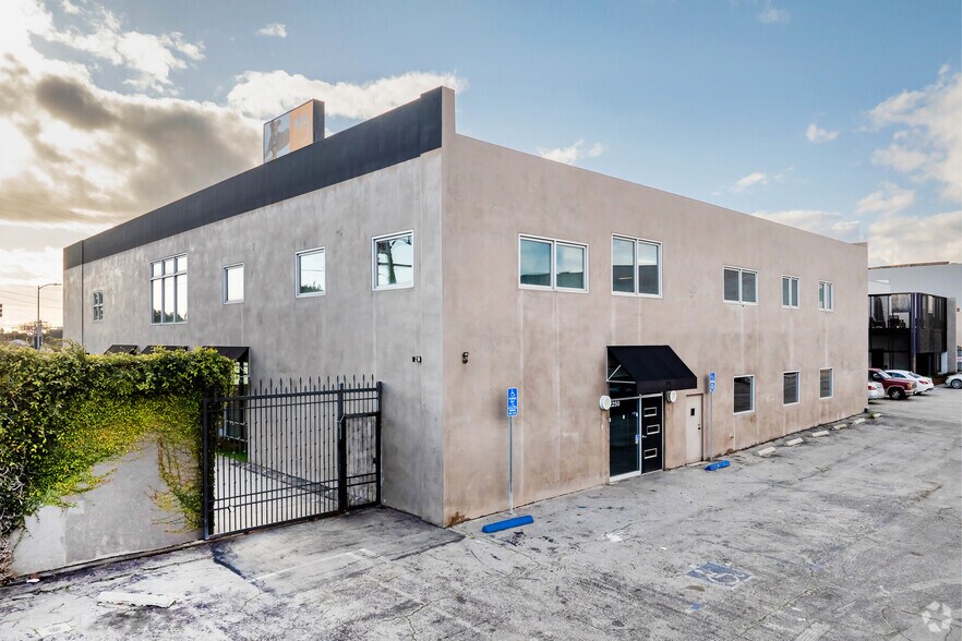 2250 S Barrington Ave, Los Angeles, CA à louer - Photo du bâtiment - Image 1 de 6