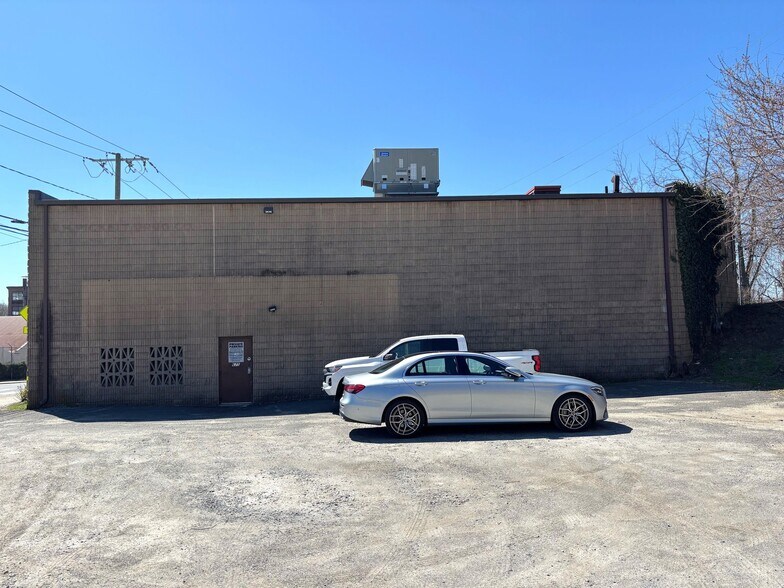 675 N Main St, Waterbury, CT à vendre - Photo du bâtiment - Image 3 de 10