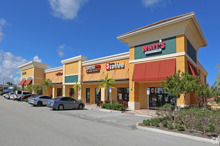 201-253 SW Monterey Rd, Stuart, FL à louer - Photo du bâtiment - Image 2 de 3