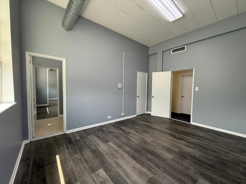 2252-2260 N Elston Ave, Chicago, IL à louer - Photo du bâtiment - Image 3 de 10