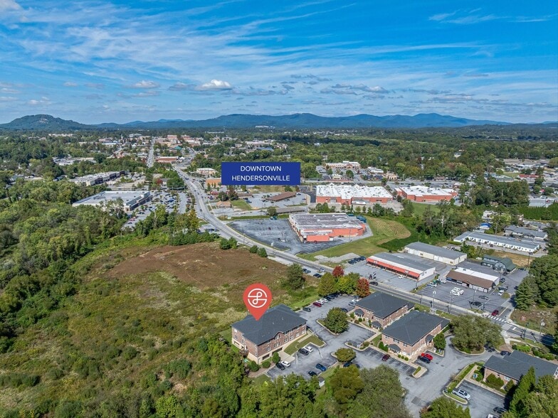 120 Chadwick Square Ct, Hendersonville, NC for sale - Building Photo - Image 3 of 33