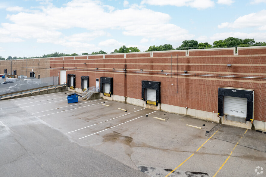 2700 Stanley Gault Pky, Louisville, KY for lease - Building Photo - Image 3 of 5