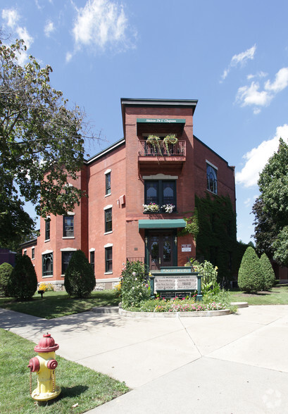 75-77 Woodlawn Ave, Saratoga Springs, NY à vendre - Photo principale - Image 1 de 1