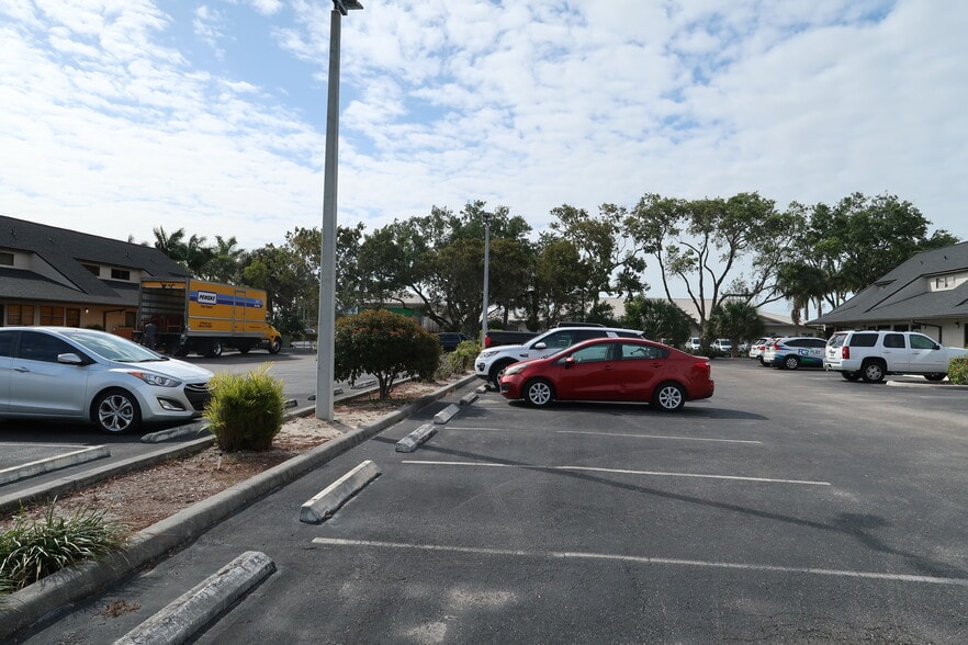 5235 Ramsey Way, Fort Myers, FL à vendre - Photo du bâtiment - Image 3 de 114