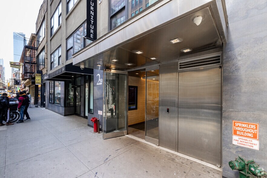 259 W 30th St, New York, NY à louer - Photo du bâtiment - Image 3 de 8