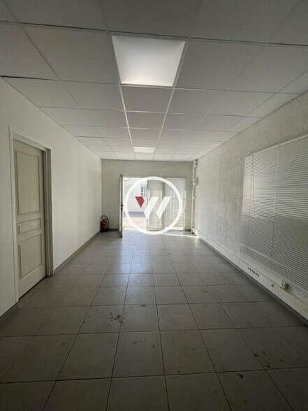 Office in Aubagne for lease - Interior Photo - Image 3 of 18