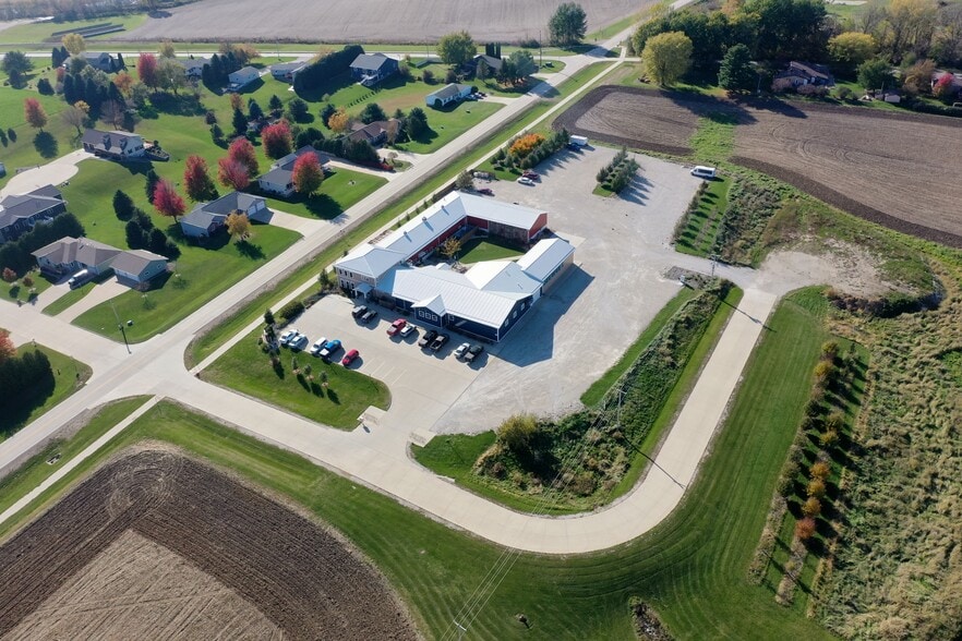 101 Huber Dr, Calmar, IA à vendre - Aérien - Image 2 de 4